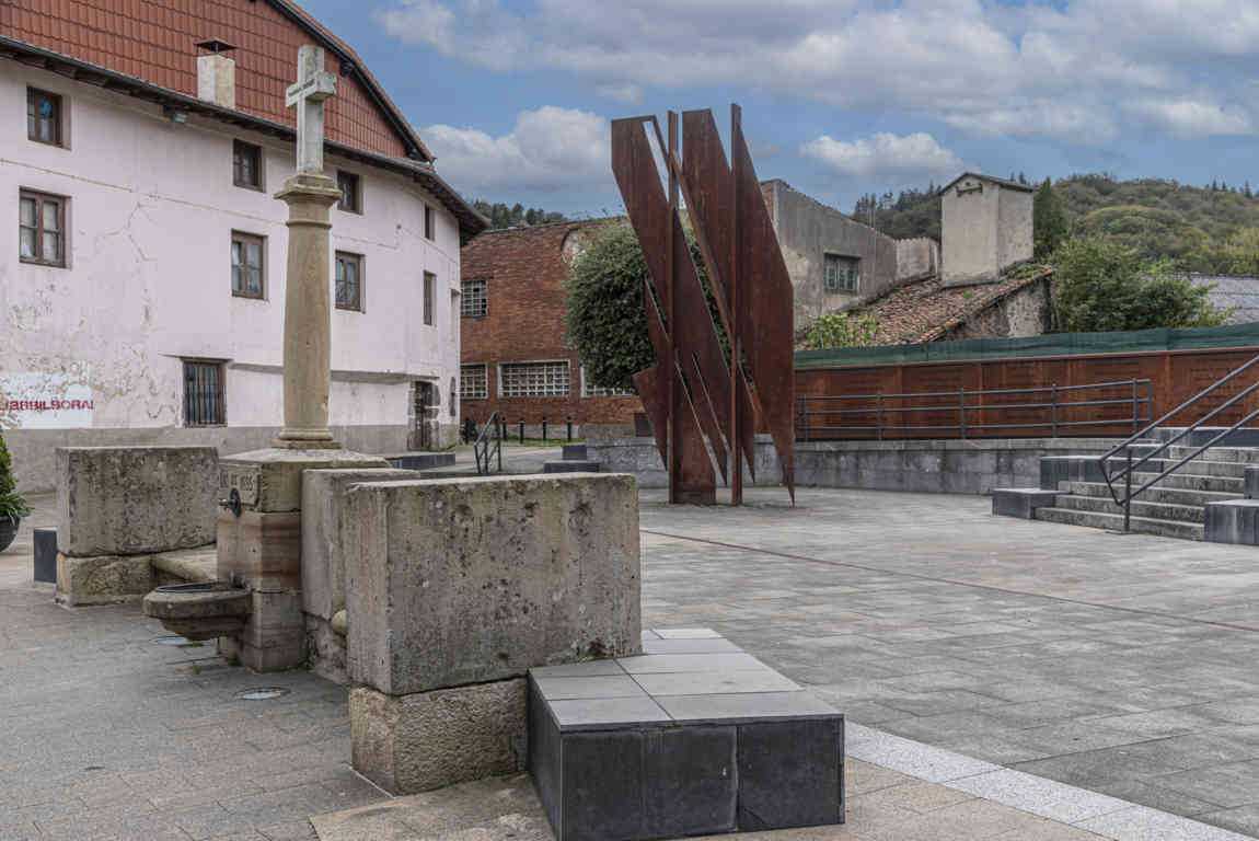 Vizcaya - Otxandio 19 - plaza Andikona.jpg